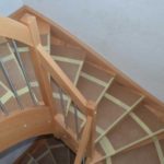 übereinander liegende Treppen aus Naturholz